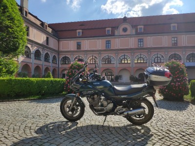 Všude zákaz zastavení a to hovado se tu i fotí.